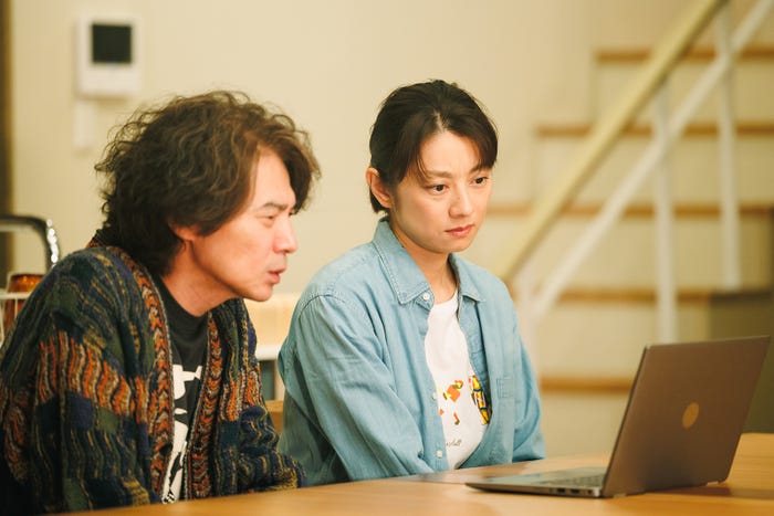 吉岡秀隆、小池栄子「コタツがない家」第1話より(C)日本テレビ