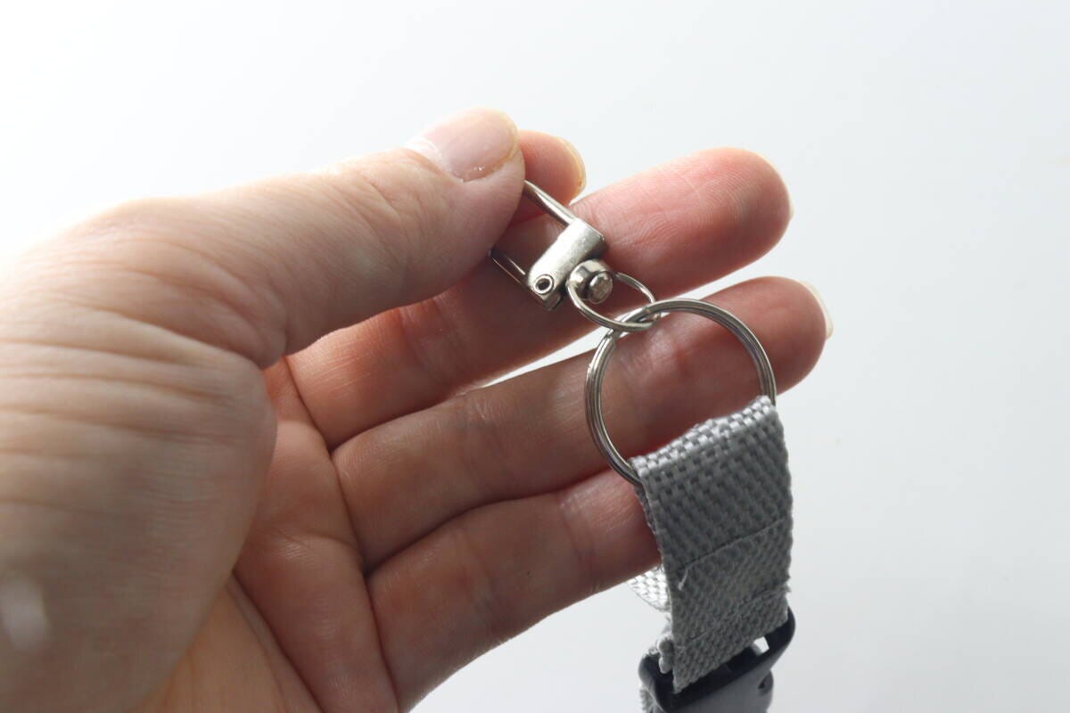 指でベルトキーホルダーの金具を開いている様子
