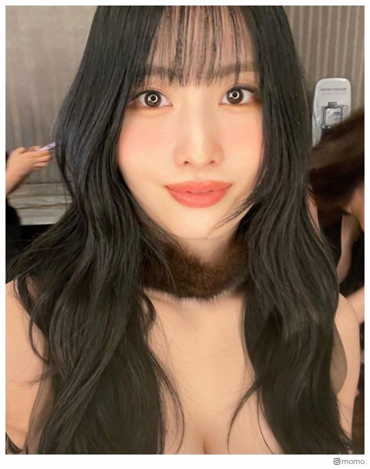 TWICEモモ、胸元チラリ ダヒョンとの密着ショット公開「美しすぎる」「2人とも眩しい」の声