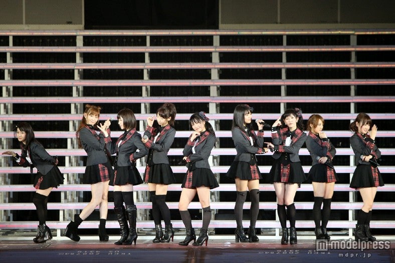 「AKB48 2013 真夏のドームツアー～まだまだ、やらなきゃいけないことがある～」京セラドーム公演を行ったAKB48／横山由依（中央）初センター曲披露（C）AKS