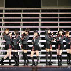 「AKB48 2013 真夏のドームツアー~まだまだ、やらなきゃいけないことがある~」京セラドーム公演を行ったAKB48/横山由依(中央)初センター曲披露(C)AKS