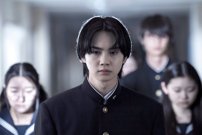 吉野北人「遺書、公開。」(C)2024 映画「遺書、公開。」製作委員会(C)陽東太郎/SQUARE ENIX