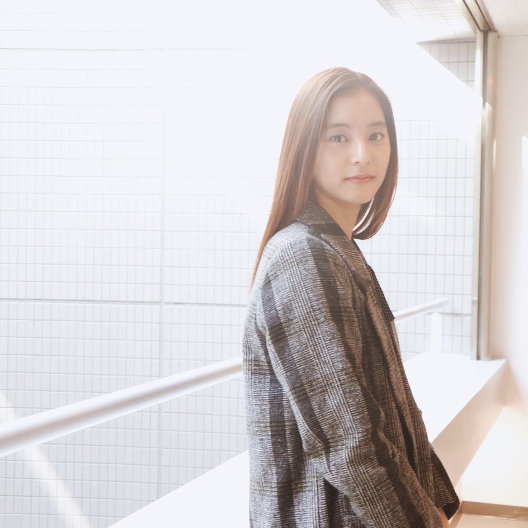 新木優子、“光×美女”の神秘的ショットが「天使超え」 “美尊ファッション”に反響＜トドメの接吻＞