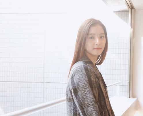 新木優子、“光×美女”の神秘的ショットが「天使超え」 “美尊ファッション”に反響<トドメの接吻>