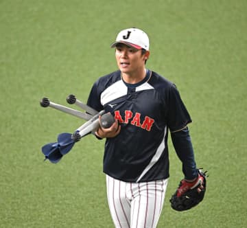 山本由伸が投げ入れたボール 捕球した男性の善行が世界へ 即座に野球少年へ手渡す「大人たちがかっこいい」「こちらも幸せに」WBC公式が紹介