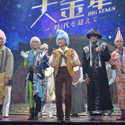 会見中に突如始まったフォトセッション(?)にも即座に応じる少年忍者(左から)川崎星輝、青木滉平、川崎皇輝、ヴァサイェガ渉、長瀬結星/A.B.C-Z「ABC座2024『大金星(BIG VENUS) ~時代(とき)を超えて~』」初日記念会見より(C)モデルプレス