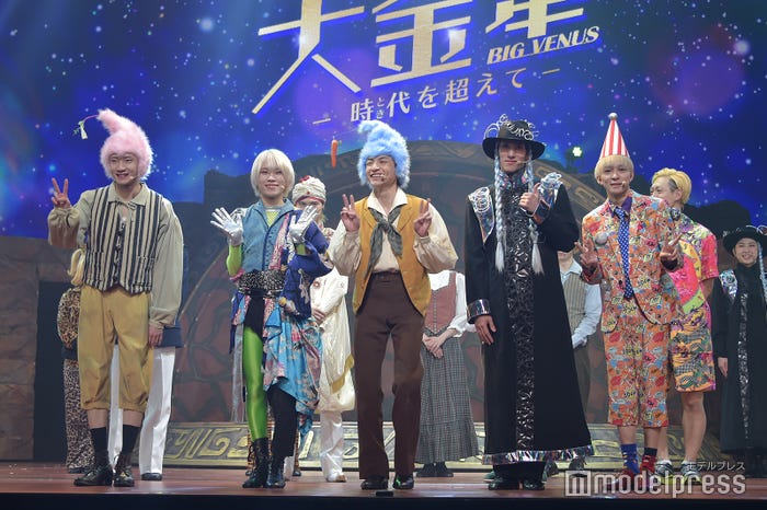 会見中に突如始まったフォトセッション(?)にも即座に応じる少年忍者(左から)川崎星輝、青木滉平、川崎皇輝、ヴァサイェガ渉、長瀬結星/A.B.C-Z「ABC座2024『大金星(BIG VENUS) ~時代(とき)を超えて~』」初日記念会見より(C)モデルプレス