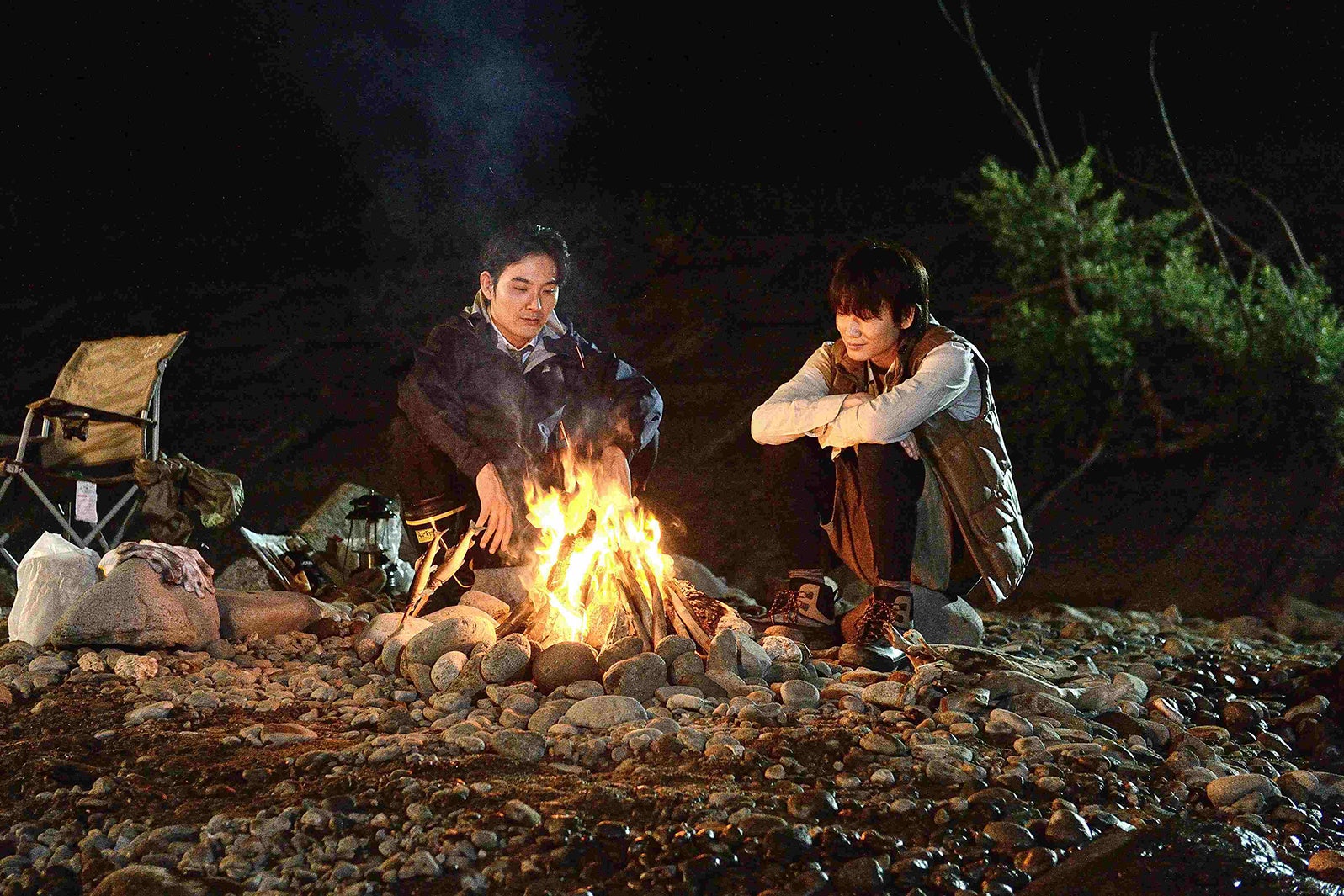 松田龍平、綾野剛／映画『影裏』より（C）2020「影裏」製作委員会（配給：ソニー・ミュージックエンターテイメント）