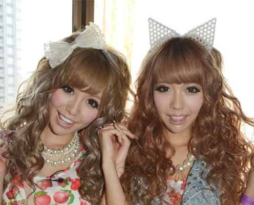 人気双子モデル、そろって整形手術を決意