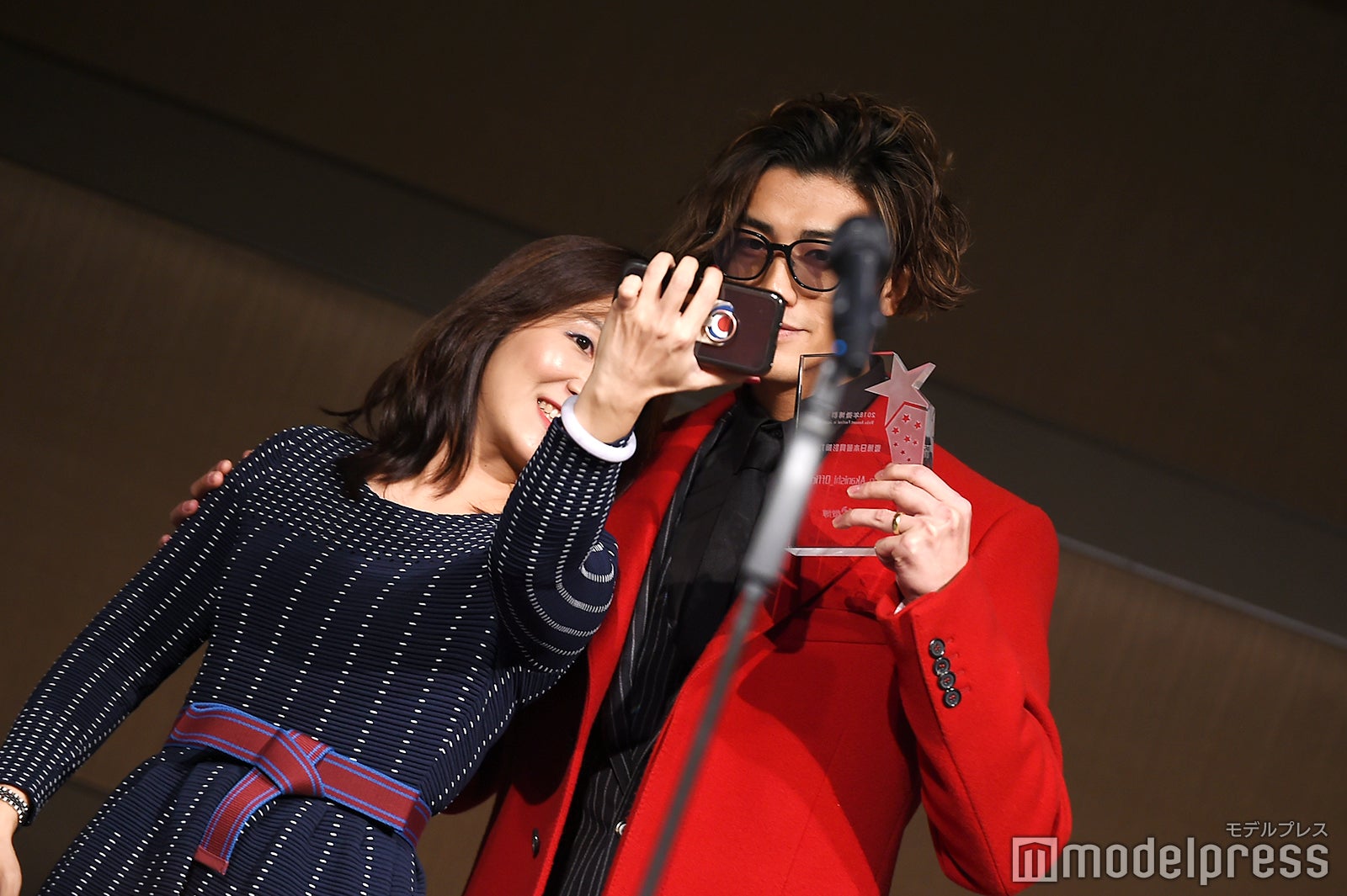 プレゼンターの記念撮影に応じる赤西仁 （C）モデルプレス