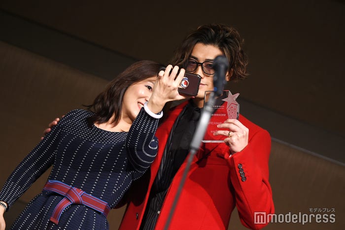 プレゼンターと記念撮影する赤西仁(C)モデルプレス