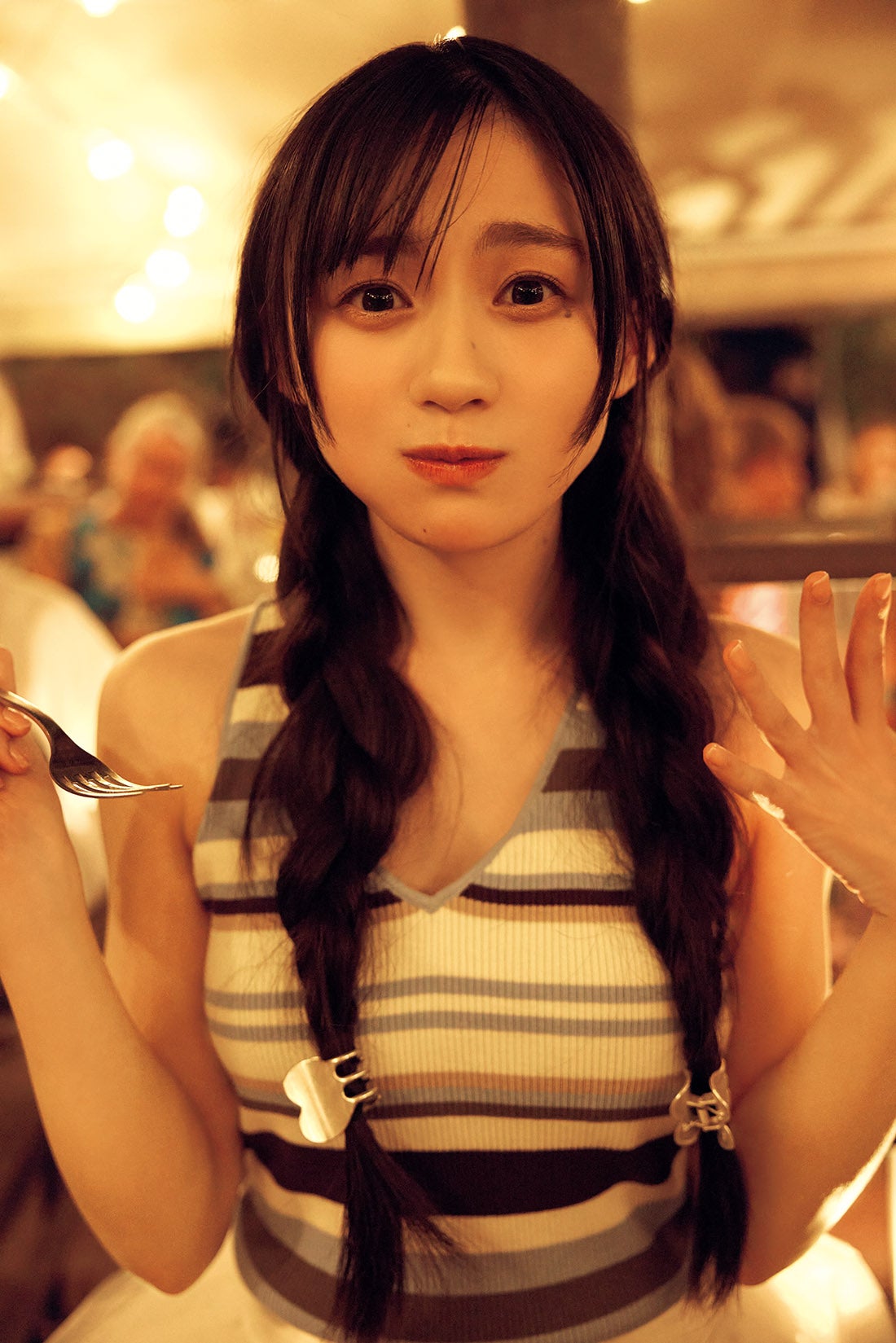 乃木坂46川崎桜、幸せいっぱい“もぐもぐショット”公開 1st写真集先行カット第11弾解禁【エチュード】