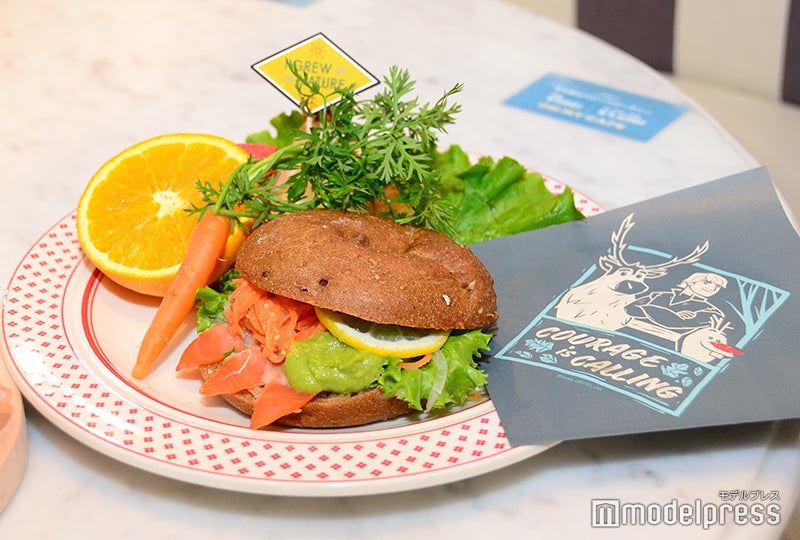 ＜クリストフ＆スヴェン＞仲良し冒険仲間のベーグルサンド　2,190円（C）Disney