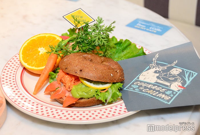 ＜クリストフ＆スヴェン＞仲良し冒険仲間のベーグルサンド　2,190円（C）Disney