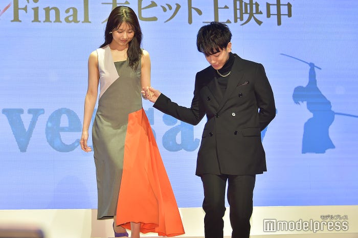 有村架純をエスコートする佐藤健(C)モデルプレス