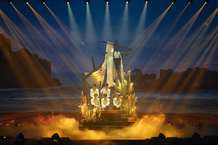 TOMORROW X TOGETHER(P)&(C)BIGHIT MUSIC