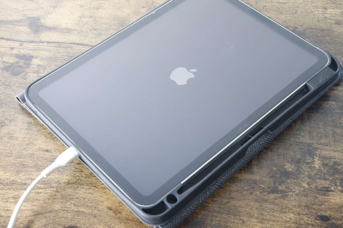 黒いケースに入ったiPadが白いケーブルでGaN