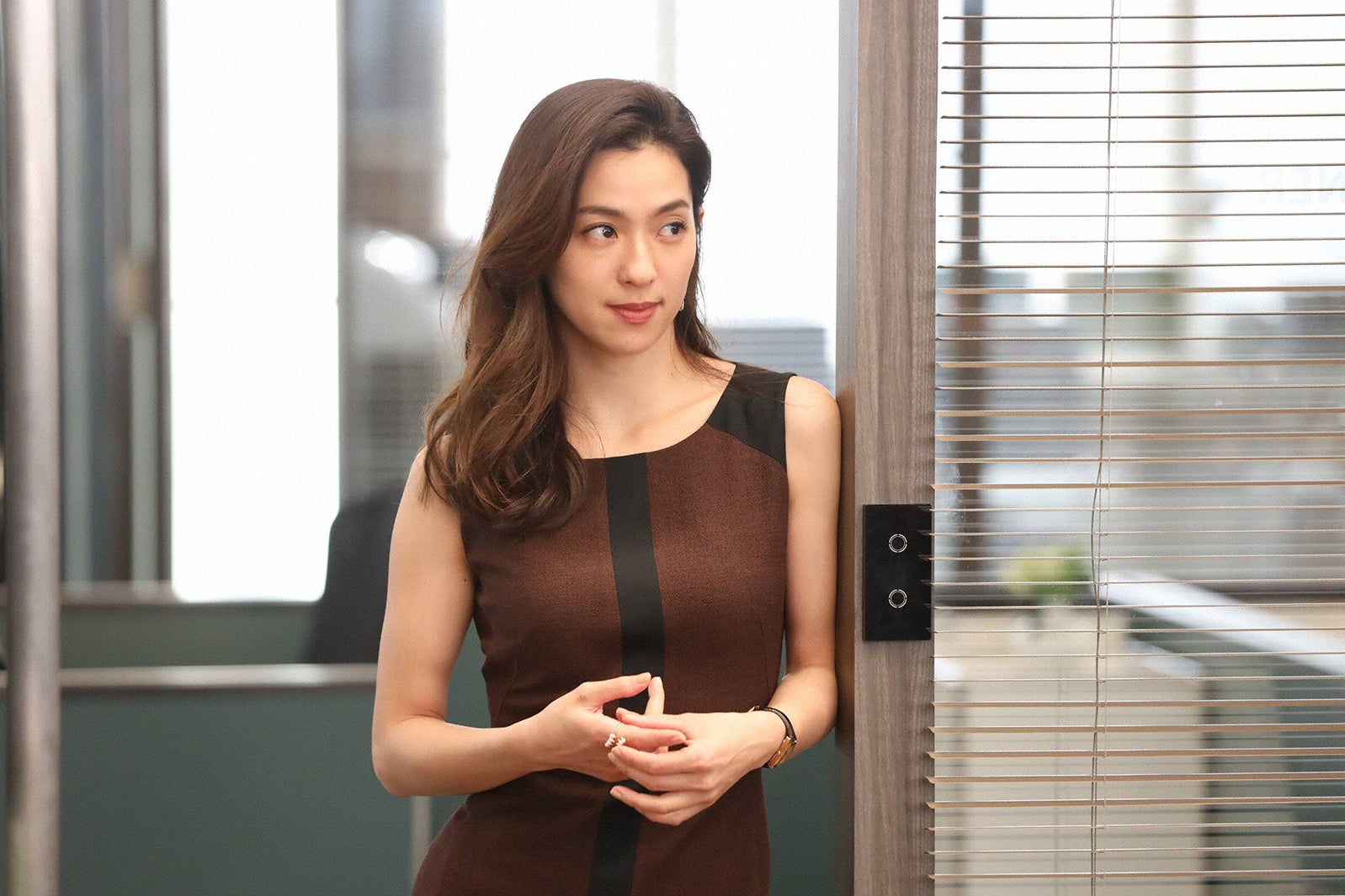 新木 優子さん着用モデル ストライプポロシャツとたっぷり