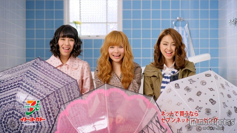 益若つばさ（中）とSUPER☆GiRLS・荒井玲良（右）、田中美麗（左）／新テレビCM「雨の日が待ち遠しい」篇より