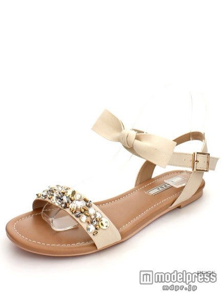 ビジュー＆リボンフラットサンダル「RANDA」6,912円(税込)