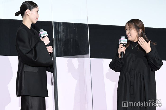 戸田恵梨香、湊かなえ(C)モデルプレス