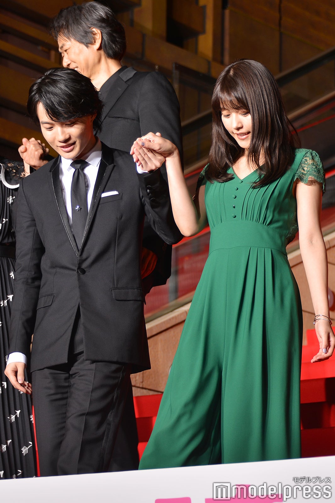 有村架純（右）をエスコートする神木隆之介（左）／（C）モデルプレス