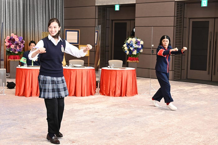 中条あやみ、岡村隆史(C)日本テレビ