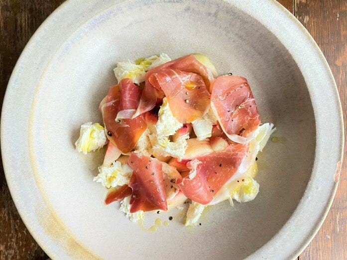 塩・コショウを軽く振り、オリーブオイルを回しかけて完成！