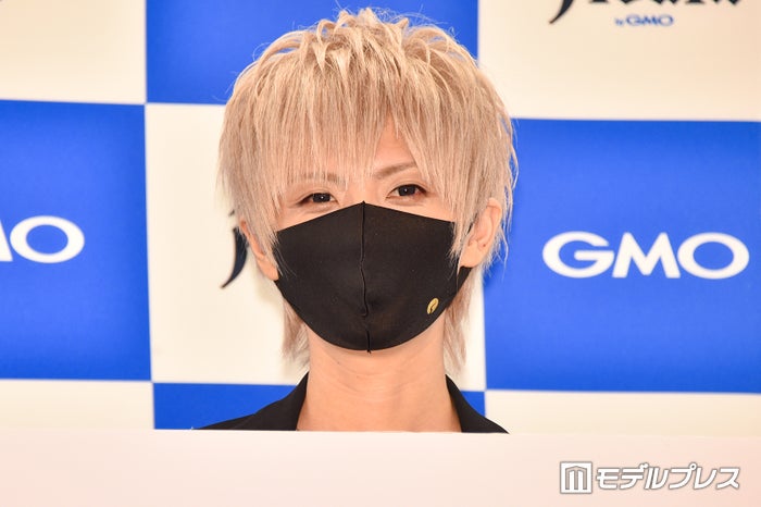 まふまふ、黒髪ロングの女装姿披露「透明感すごい」「天使」と絶賛の声