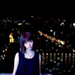 島崎遥香/写真集「ぱるる、困る。」誌面ショットより(大阪)/(C)集英社/週刊プレイボーイ