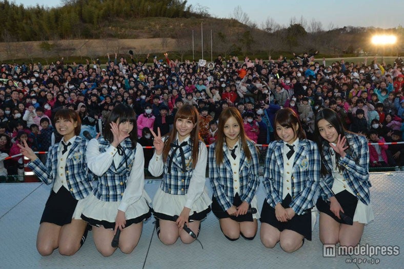 宮澤佐江、佐藤亜美菜、河西智美、板野友美、島田晴香、加藤玲奈（C）AKS