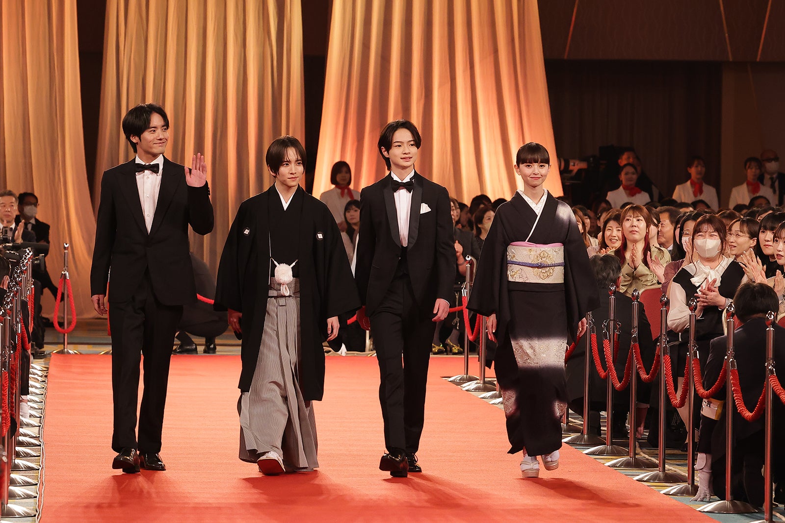 板垣李光人、袴姿で降臨 森本慎太郎はレカペ再登場・赤楚衛二らと笑顔でお手振り【第48回日本アカデミー賞】