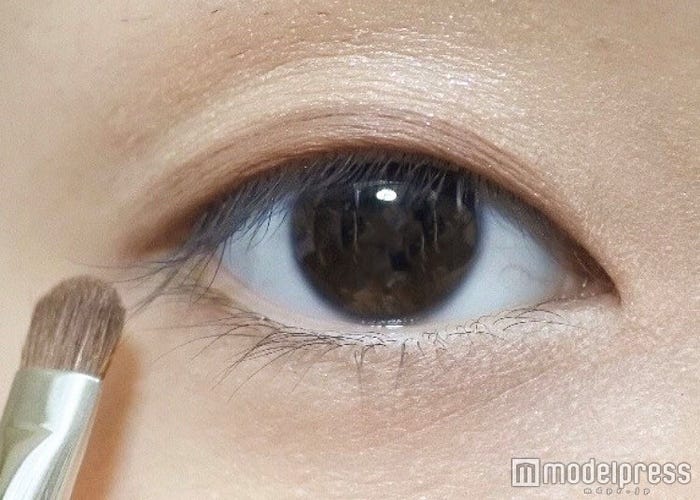 マットなブラウンシャドウで二重幅をつくる/写真:MAKO(C)モデルプレス