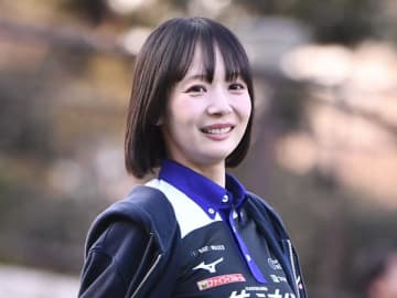 「32でこんなにも可愛いいのか」スリットスカート岡田紗佳 全身桜カラーで誕生日満喫「役満級の笑顔！」