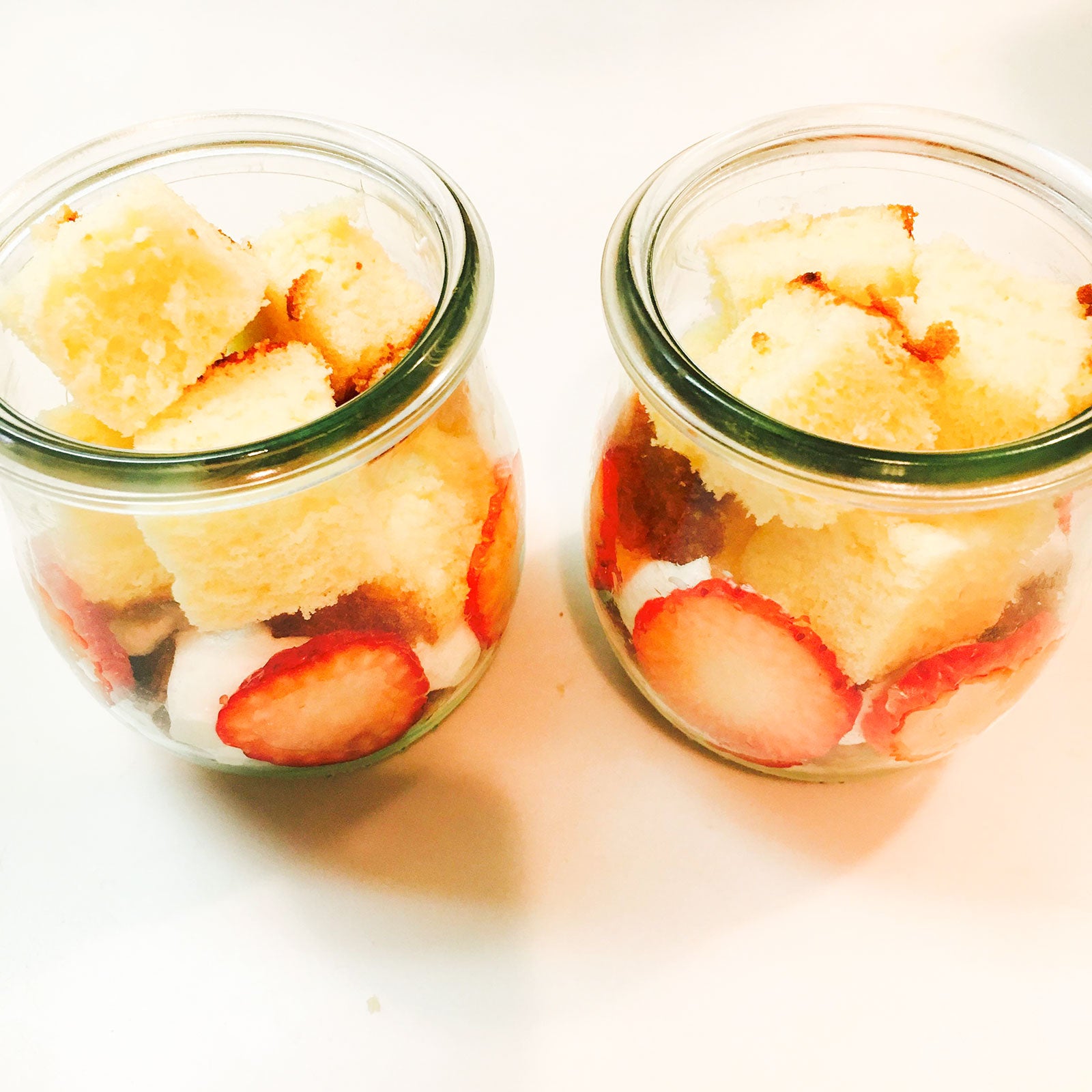 手順5：クリームとカステラを入れる／画像提供：柏原歩