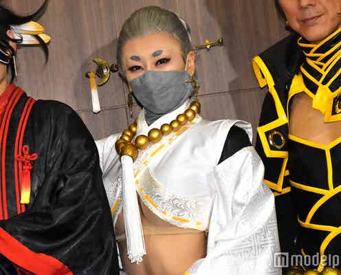 浅田舞、SEXY衣装で腹筋あらわ 共演者から「キレイすぎ」の声も<煉獄に笑う>