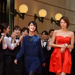 (左より)剛力彩芽、米倉涼子