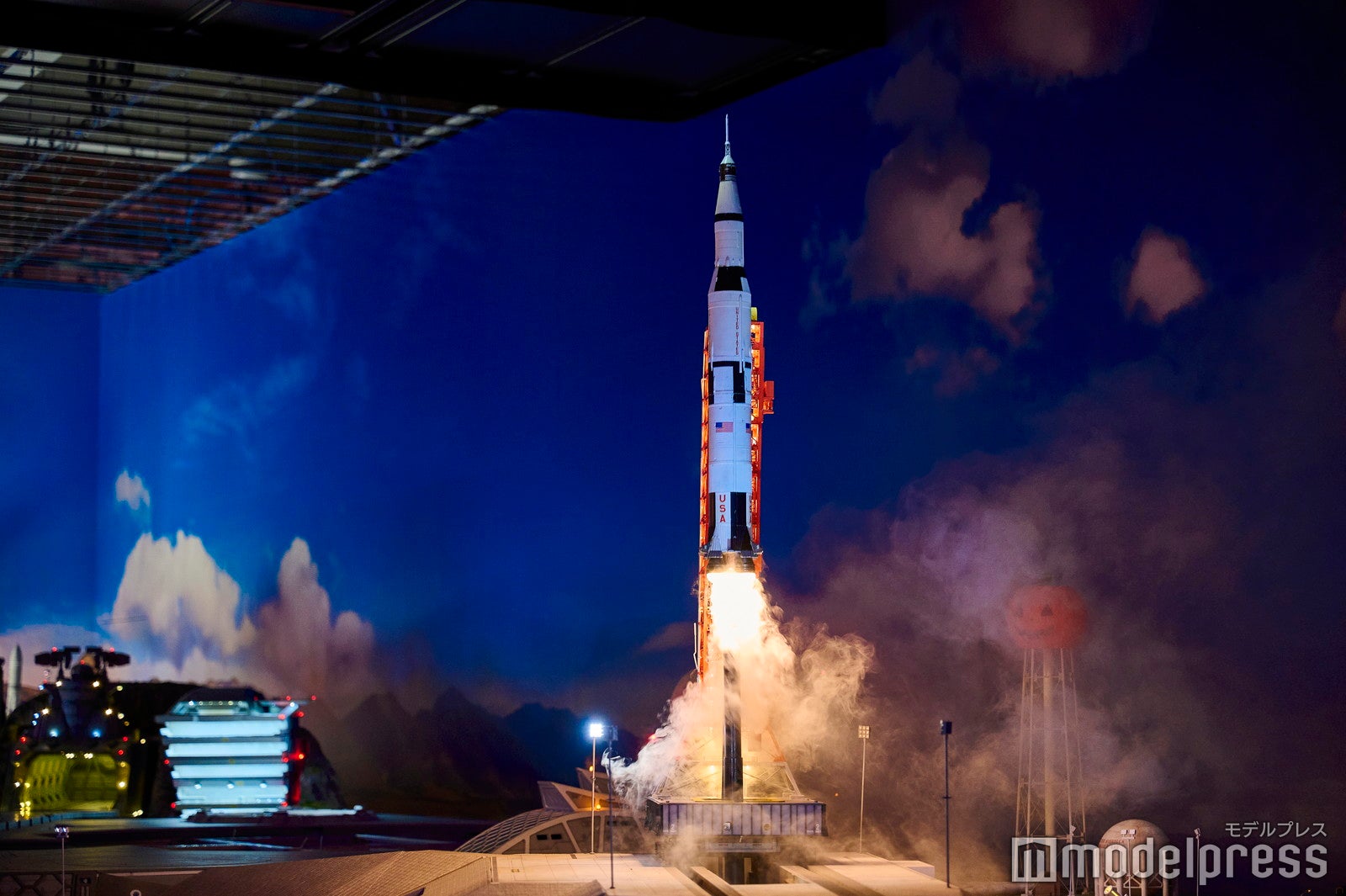 煙と轟音とともにロケットが打ち上がる（C）モデルプレス