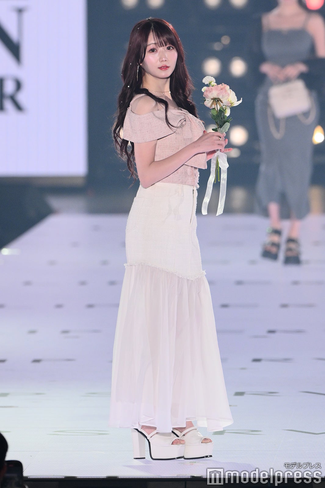 LOVE大谷映美里、オフショルから美肩チラリ 可憐に微笑む【関