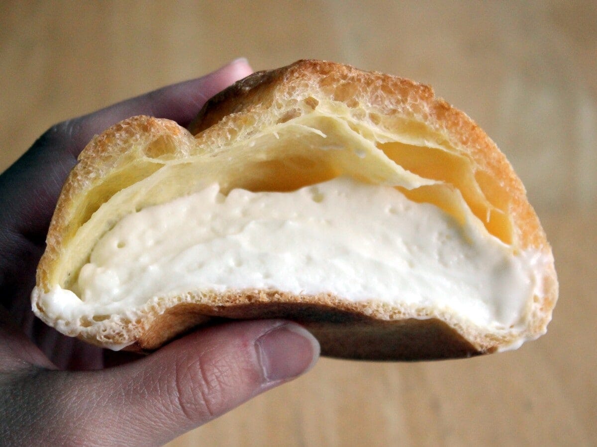 咀嚼すると生地の香ばしさや塩気を感じられ、ミルクムースのコクや甘みが引き立ちます