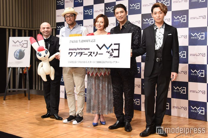 (左から)フィリップ・エマール、ウォーリー木下氏、ベッキー、西島数博、川原一馬 (C)モデルプレス