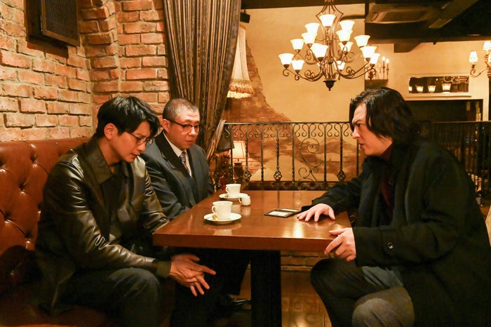 向井理、荒川良々、塚本高史「ダブルチート 偽りの警官 Season1」第2話より(C)テレビ東京 WOWOW