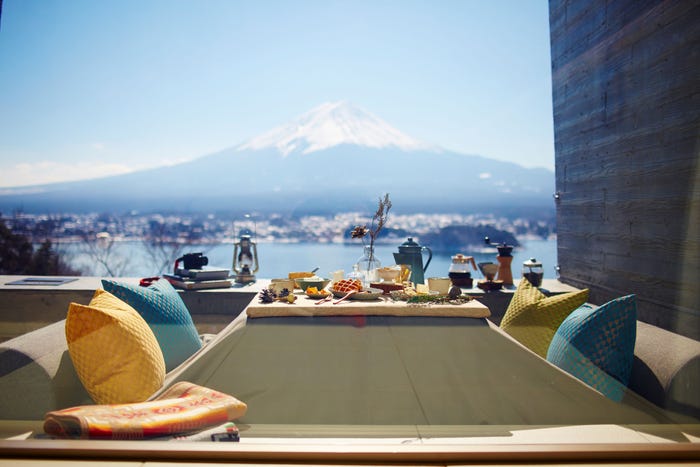 星のや富士で冬グランピング「森の朝仕事」こたつでのんびり&夜の森でボドゲ体験も