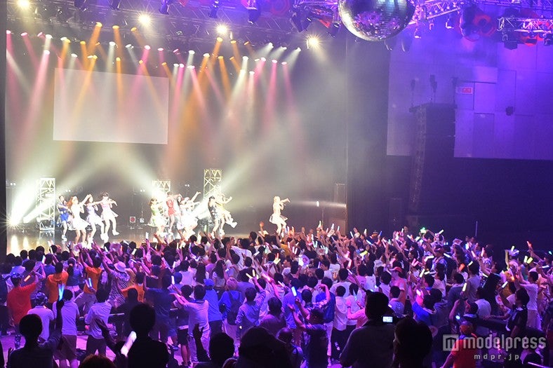 SUPER☆GiRLSのライブに盛り上がる会場