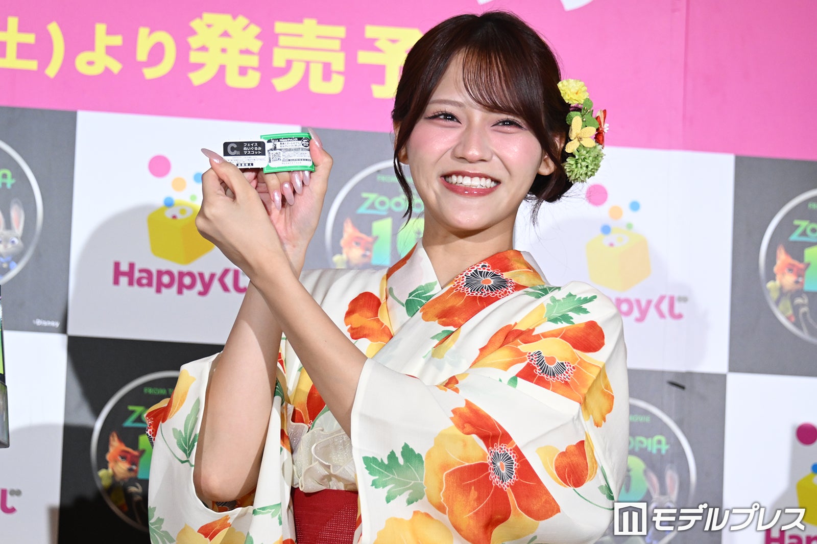 C賞を引き笑顔を見せる高松瞳（C）モデルプレス
