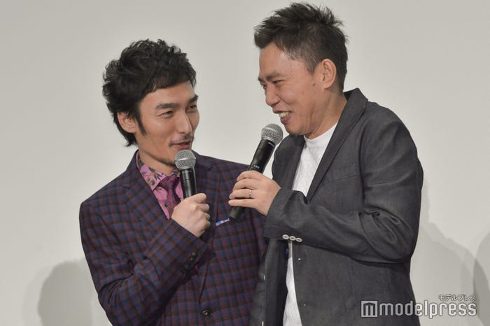 草なぎ剛に叱られる太田光監督 (C)モデルプレス