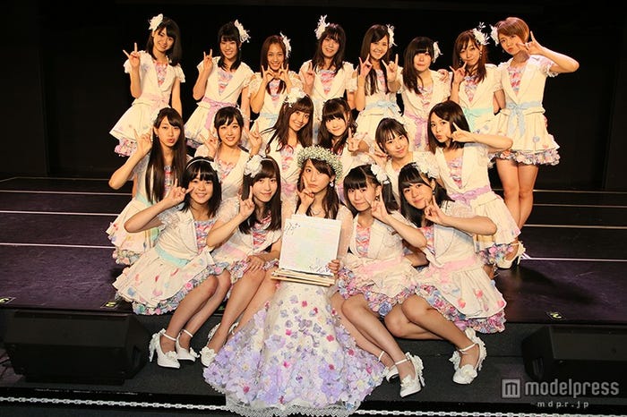 チームEと記念撮影(C)AKS