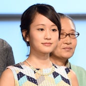 前田敦子 幾何学模様のカラフルワンピで春気分 絶妙カラーリングがポイント ファッションチェック モデルプレス