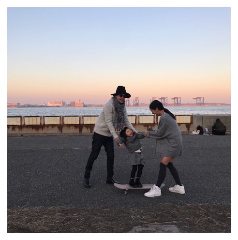 スケボーで遊ぶ3人／稲垣吾郎オフィシャルブログ（Ameba）より