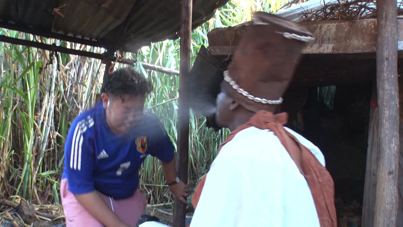 呪術師からお酒を吹かれるしゅうまい「あいのり：African Journey」第9話より（C）フジテレビ